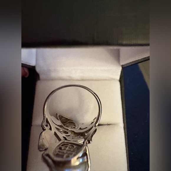 Elegant Silver and Cream Leaf Ring - Picture 3 of 3